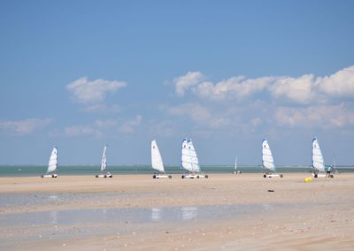 Blowkarten op het strand in Frankrijk