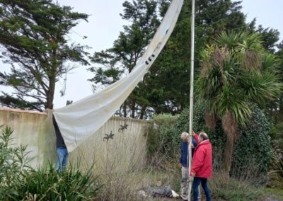 Zeil van boot in tuin in Frankrijk