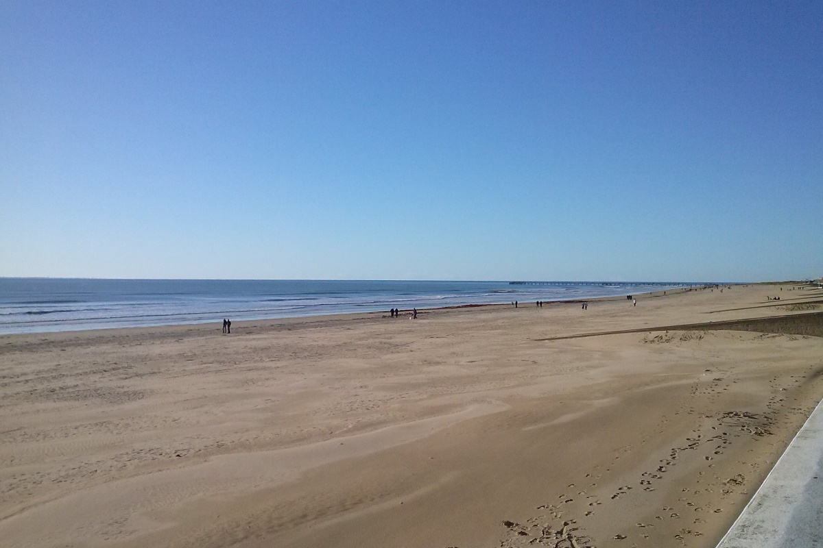 st-jean-de-monts-strand-rustige-dag Rustig strand van St Jean de Monts met pier in de Vendée