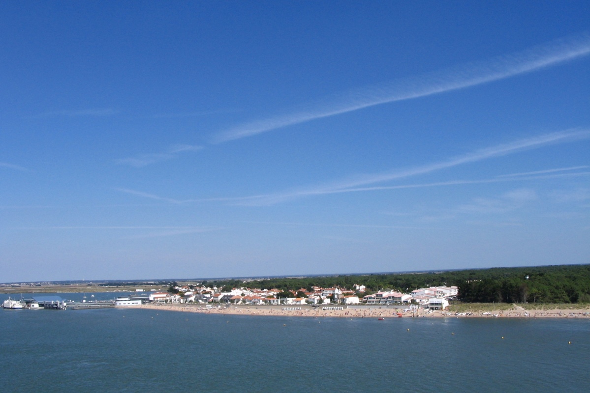 strand-fromentine-atlantische-kust-frankrijk Zandstrand bij Fromentine aan de Atlantische kust van Frankrijk bij hoog water.