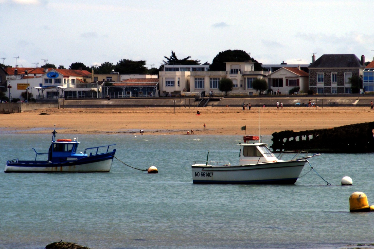 strand-fromentine-haven-boten Strand van Fromentine met bootjes en uitzicht richting de vaargeul naar Île d’Yeu.